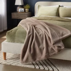60"x80" Lush Faux Fur Bed Throw - Thresholdâ˘